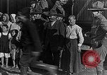 Image réfugiés russes posent pour appareil photo Vladivostok Russie, 1918, de la seconde 20 séquences d'archives historiques vidéo 65675053021