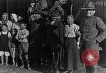 Image réfugiés russes posent pour appareil photo Vladivostok Russie, 1918, de la seconde 21 séquences d'archives historiques vidéo 65675053021