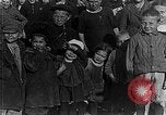 Image réfugiés russes posent pour appareil photo Vladivostok Russie, 1918, de la seconde 23 séquences d'archives historiques vidéo 65675053021