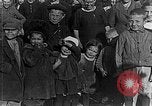 Image réfugiés russes posent pour appareil photo Vladivostok Russie, 1918, de la seconde 24 séquences d'archives historiques vidéo 65675053021