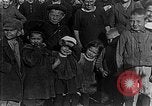 Image réfugiés russes posent pour appareil photo Vladivostok Russie, 1918, de la seconde 25 séquences d'archives historiques vidéo 65675053021