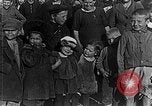Image réfugiés russes posent pour appareil photo Vladivostok Russie, 1918, de la seconde 26 séquences d'archives historiques vidéo 65675053021