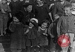 Image réfugiés russes posent pour appareil photo Vladivostok Russie, 1918, de la seconde 33 séquences d'archives historiques vidéo 65675053021