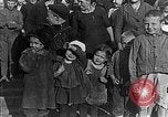 Image réfugiés russes posent pour appareil photo Vladivostok Russie, 1918, de la seconde 36 séquences d'archives historiques vidéo 65675053021