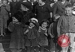 Image réfugiés russes posent pour appareil photo Vladivostok Russie, 1918, de la seconde 37 séquences d'archives historiques vidéo 65675053021