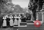 Image élever un drapeau américain à l'hôpital de la Croix Rouge Archange Russie, 1918, de la seconde 1 séquences d'archives historiques vidéo 65675053037
