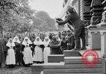 Image élever un drapeau américain à l'hôpital de la Croix Rouge Archange Russie, 1918, de la seconde 3 séquences d'archives historiques vidéo 65675053037
