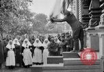 Image élever un drapeau américain à l'hôpital de la Croix Rouge Archange Russie, 1918, de la seconde 4 séquences d'archives historiques vidéo 65675053037