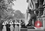Image élever un drapeau américain à l'hôpital de la Croix Rouge Archange Russie, 1918, de la seconde 5 séquences d'archives historiques vidéo 65675053037