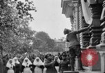 Image élever un drapeau américain à l'hôpital de la Croix Rouge Archange Russie, 1918, de la seconde 7 séquences d'archives historiques vidéo 65675053037