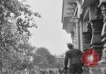 Image élever un drapeau américain à l'hôpital de la Croix Rouge Archange Russie, 1918, de la seconde 8 séquences d'archives historiques vidéo 65675053037