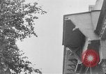Image élever un drapeau américain à l'hôpital de la Croix Rouge Archange Russie, 1918, de la seconde 11 séquences d'archives historiques vidéo 65675053037