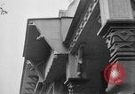 Image élever un drapeau américain à l'hôpital de la Croix Rouge Archange Russie, 1918, de la seconde 13 séquences d'archives historiques vidéo 65675053037