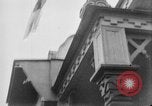 Image élever un drapeau américain à l'hôpital de la Croix Rouge Archange Russie, 1918, de la seconde 16 séquences d'archives historiques vidéo 65675053037