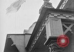 Image élever un drapeau américain à l'hôpital de la Croix Rouge Archange Russie, 1918, de la seconde 18 séquences d'archives historiques vidéo 65675053037