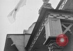 Image élever un drapeau américain à l'hôpital de la Croix Rouge Archange Russie, 1918, de la seconde 19 séquences d'archives historiques vidéo 65675053037