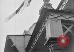 Image élever un drapeau américain à l'hôpital de la Croix Rouge Archange Russie, 1918, de la seconde 20 séquences d'archives historiques vidéo 65675053037