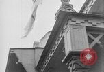 Image élever un drapeau américain à l'hôpital de la Croix Rouge Archange Russie, 1918, de la seconde 21 séquences d'archives historiques vidéo 65675053037