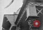 Image élever un drapeau américain à l'hôpital de la Croix Rouge Archange Russie, 1918, de la seconde 22 séquences d'archives historiques vidéo 65675053037