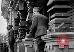 Image élever un drapeau américain à l'hôpital de la Croix Rouge Archange Russie, 1918, de la seconde 25 séquences d'archives historiques vidéo 65675053037