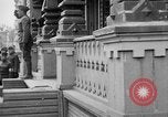 Image élever un drapeau américain à l'hôpital de la Croix Rouge Archange Russie, 1918, de la seconde 27 séquences d'archives historiques vidéo 65675053037