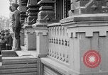 Image élever un drapeau américain à l'hôpital de la Croix Rouge Archange Russie, 1918, de la seconde 28 séquences d'archives historiques vidéo 65675053037