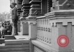 Image élever un drapeau américain à l'hôpital de la Croix Rouge Archange Russie, 1918, de la seconde 29 séquences d'archives historiques vidéo 65675053037