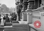 Image élever un drapeau américain à l'hôpital de la Croix Rouge Archange Russie, 1918, de la seconde 30 séquences d'archives historiques vidéo 65675053037