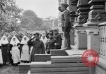 Image élever un drapeau américain à l'hôpital de la Croix Rouge Archange Russie, 1918, de la seconde 31 séquences d'archives historiques vidéo 65675053037