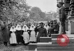 Image élever un drapeau américain à l'hôpital de la Croix Rouge Archange Russie, 1918, de la seconde 32 séquences d'archives historiques vidéo 65675053037