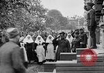 Image élever un drapeau américain à l'hôpital de la Croix Rouge Archange Russie, 1918, de la seconde 33 séquences d'archives historiques vidéo 65675053037
