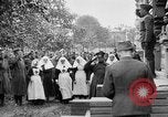 Image élever un drapeau américain à l'hôpital de la Croix Rouge Archange Russie, 1918, de la seconde 34 séquences d'archives historiques vidéo 65675053037