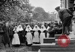 Image élever un drapeau américain à l'hôpital de la Croix Rouge Archange Russie, 1918, de la seconde 35 séquences d'archives historiques vidéo 65675053037