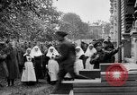 Image élever un drapeau américain à l'hôpital de la Croix Rouge Archange Russie, 1918, de la seconde 36 séquences d'archives historiques vidéo 65675053037