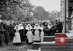 Image élever un drapeau américain à l'hôpital de la Croix Rouge Archange Russie, 1918, de la seconde 37 séquences d'archives historiques vidéo 65675053037
