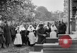 Image élever un drapeau américain à l'hôpital de la Croix Rouge Archange Russie, 1918, de la seconde 38 séquences d'archives historiques vidéo 65675053037