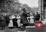 Image élever un drapeau américain à l'hôpital de la Croix Rouge Archange Russie, 1918, de la seconde 39 séquences d'archives historiques vidéo 65675053037