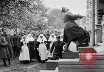 Image élever un drapeau américain à l'hôpital de la Croix Rouge Archange Russie, 1918, de la seconde 40 séquences d'archives historiques vidéo 65675053037