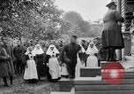 Image élever un drapeau américain à l'hôpital de la Croix Rouge Archange Russie, 1918, de la seconde 41 séquences d'archives historiques vidéo 65675053037