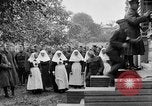 Image élever un drapeau américain à l'hôpital de la Croix Rouge Archange Russie, 1918, de la seconde 42 séquences d'archives historiques vidéo 65675053037