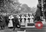 Image élever un drapeau américain à l'hôpital de la Croix Rouge Archange Russie, 1918, de la seconde 43 séquences d'archives historiques vidéo 65675053037