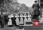 Image élever un drapeau américain à l'hôpital de la Croix Rouge Archange Russie, 1918, de la seconde 44 séquences d'archives historiques vidéo 65675053037