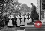 Image élever un drapeau américain à l'hôpital de la Croix Rouge Archange Russie, 1918, de la seconde 45 séquences d'archives historiques vidéo 65675053037