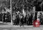 Image élever un drapeau américain à l'hôpital de la Croix Rouge Archange Russie, 1918, de la seconde 46 séquences d'archives historiques vidéo 65675053037
