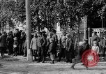 Image élever un drapeau américain à l'hôpital de la Croix Rouge Archange Russie, 1918, de la seconde 47 séquences d'archives historiques vidéo 65675053037
