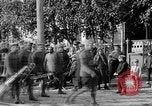Image élever un drapeau américain à l'hôpital de la Croix Rouge Archange Russie, 1918, de la seconde 49 séquences d'archives historiques vidéo 65675053037