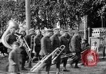 Image élever un drapeau américain à l'hôpital de la Croix Rouge Archange Russie, 1918, de la seconde 50 séquences d'archives historiques vidéo 65675053037