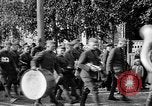 Image élever un drapeau américain à l'hôpital de la Croix Rouge Archange Russie, 1918, de la seconde 52 séquences d'archives historiques vidéo 65675053037