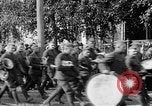 Image élever un drapeau américain à l'hôpital de la Croix Rouge Archange Russie, 1918, de la seconde 53 séquences d'archives historiques vidéo 65675053037