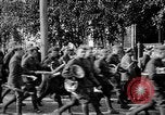 Image élever un drapeau américain à l'hôpital de la Croix Rouge Archange Russie, 1918, de la seconde 54 séquences d'archives historiques vidéo 65675053037